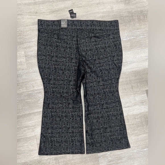 Torrid Pull On Pixie Flare Studio Luxe Ponte - NEW - Size 30 SHORT (6s) - Picture 2 of 3